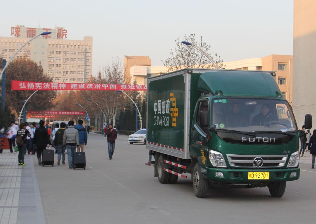 邮车带着全院师生的爱心缓缓出发