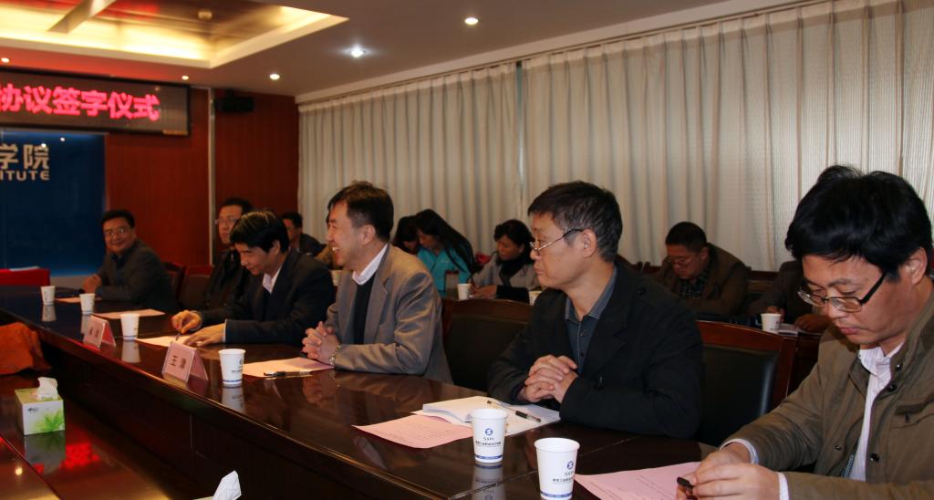 我院院领导、相关处室负责人参加签字仪式