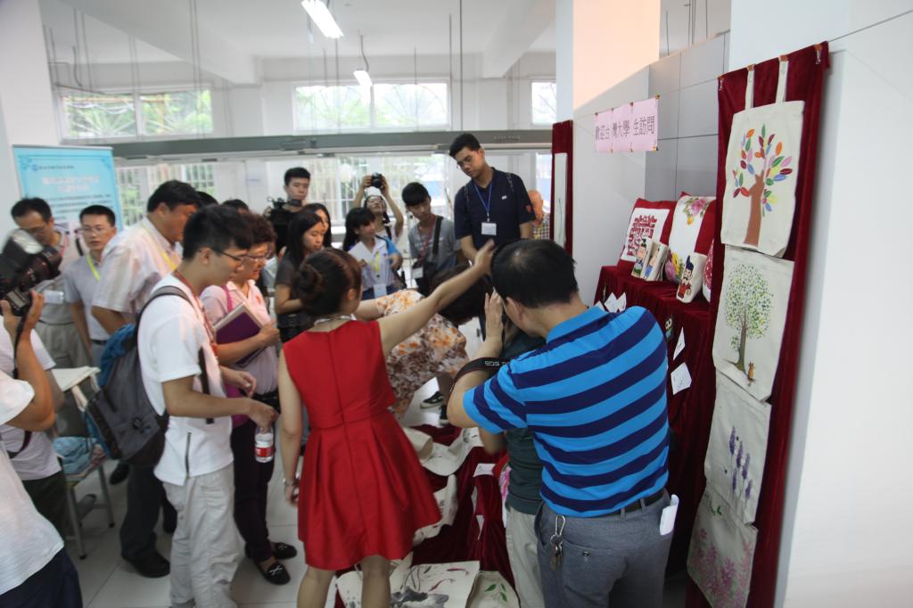 研习营一行参观服装工艺实训室