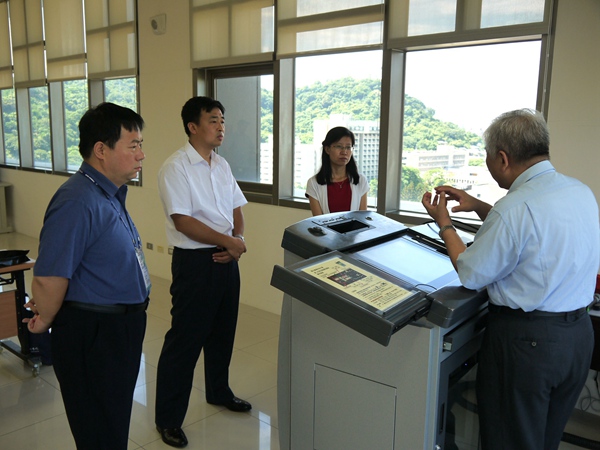 与台湾科技大学副校长周宜雄教授课间交流
