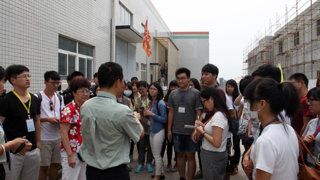 研习营一行与企业员工交流