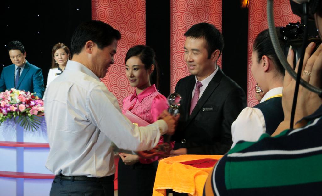 全总党组书记、副主席、书记处第一书记陈豪为侯涛同志颁奖