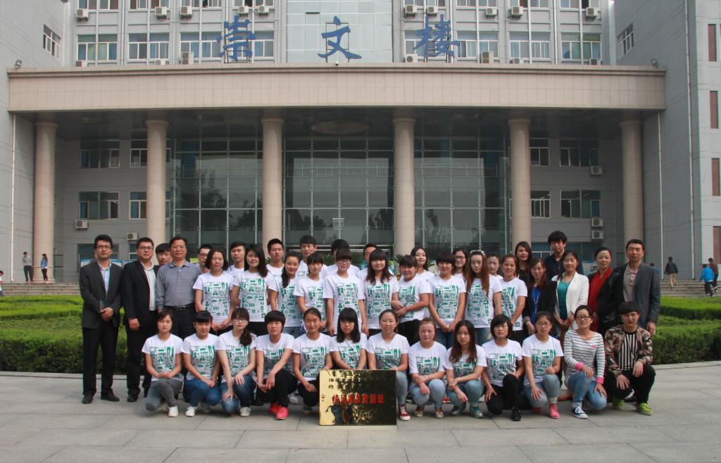 校企双方与订单班学生合影