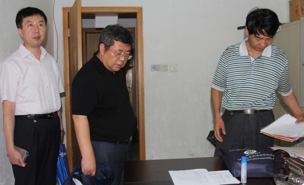 学院领导亲临迎新现场指导工作