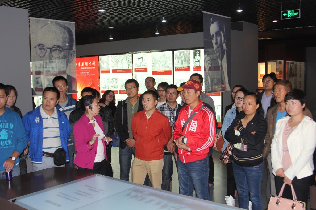 教职工代表观看视频资料