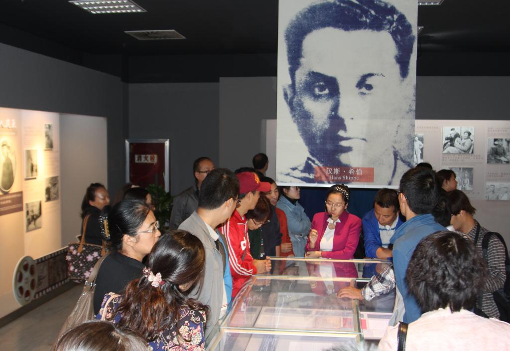 教职工代表参观档案文献资料