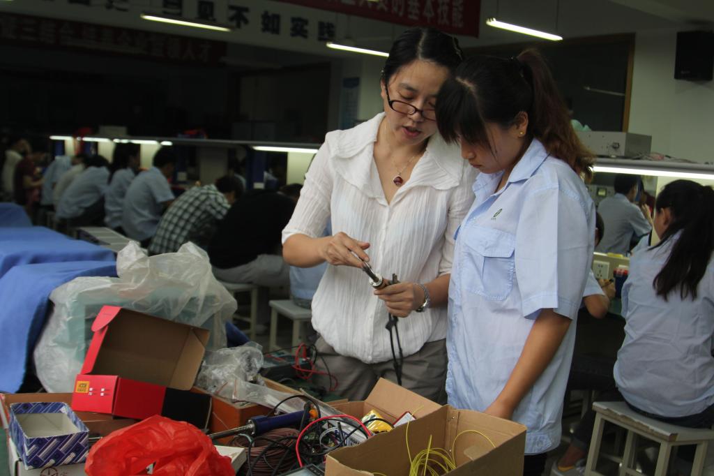 教师认真指导学生实训