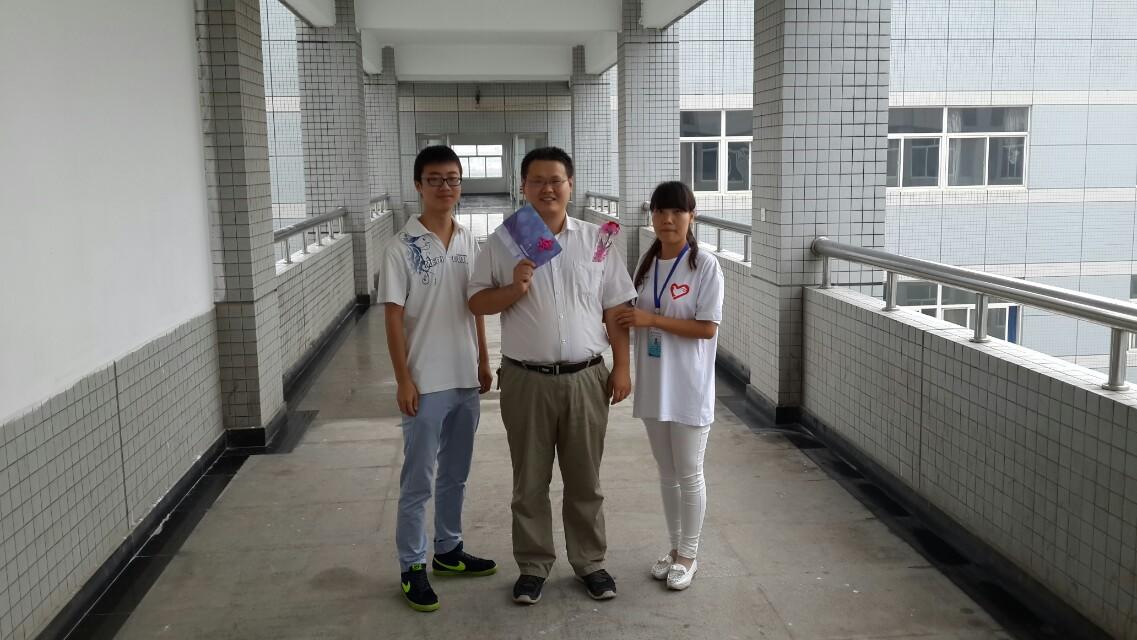 社团给指导老师送礼物