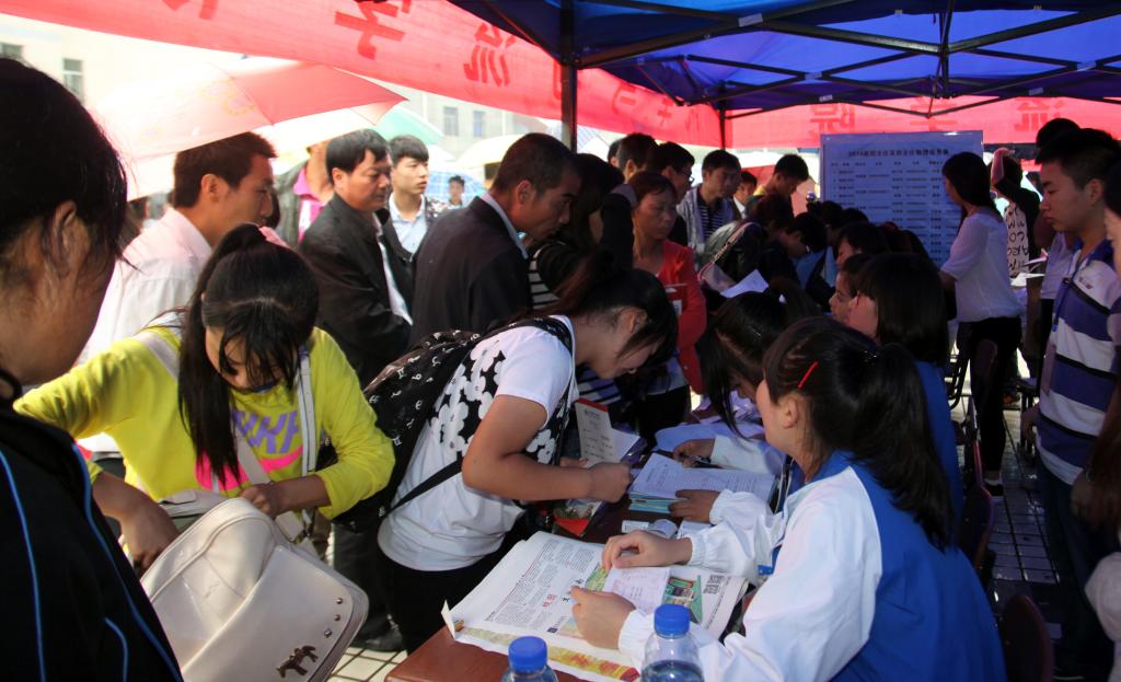 新生在二级学院接待点认真填写相关表格