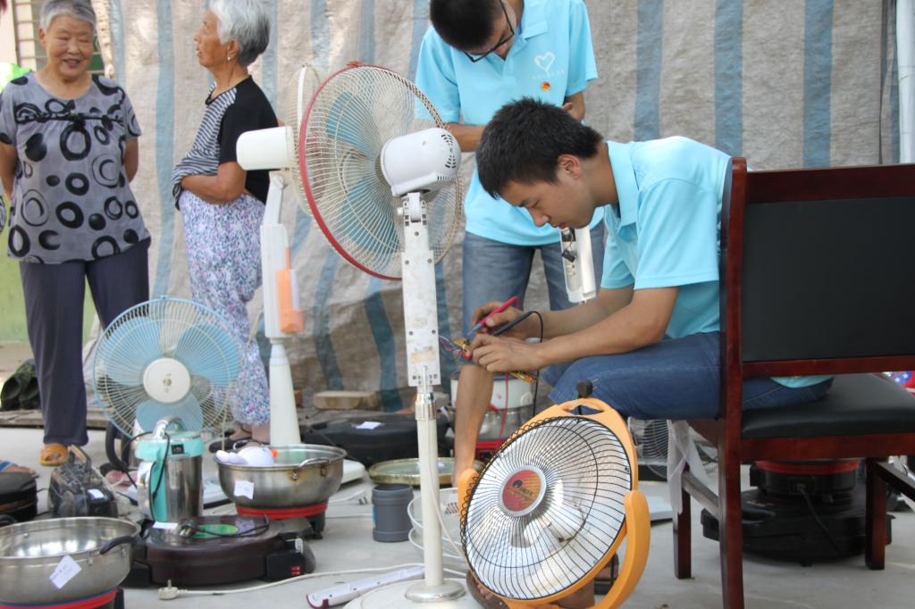 家电维修服务队为北杜镇西刘村村民义务维修小家电