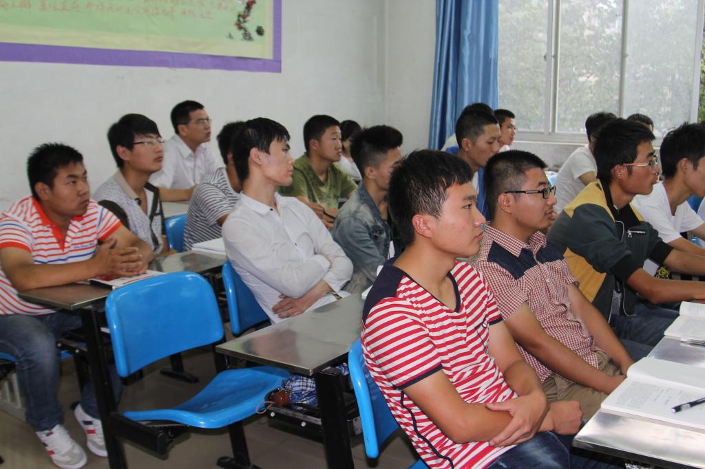 党委副书记、纪委书记刘永亮在笃学楼A309教室听课