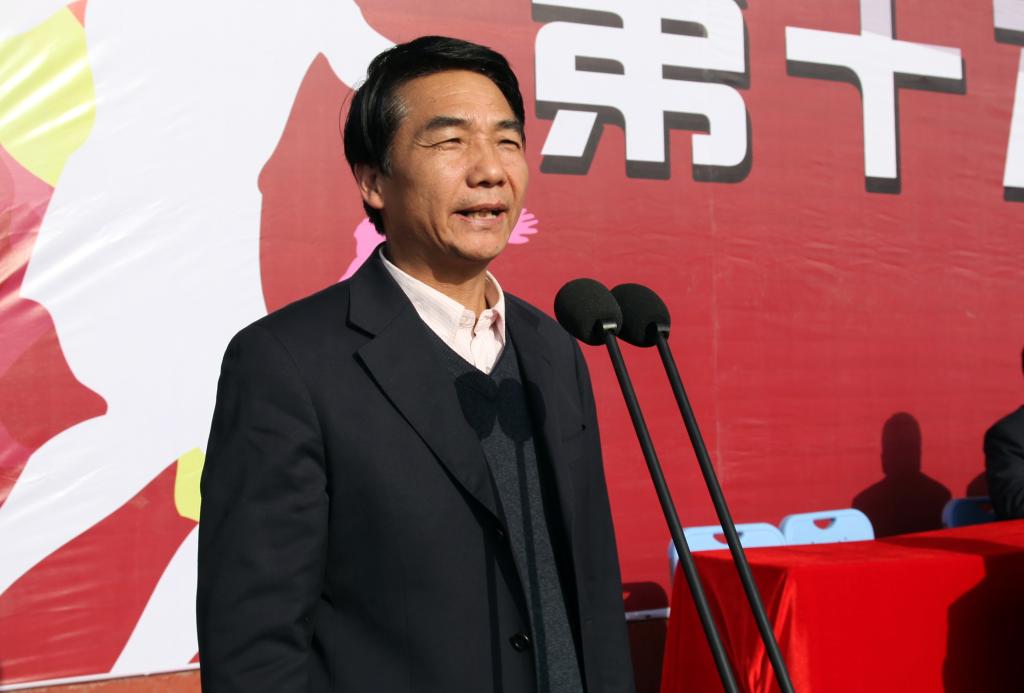院长崔岩宣布运动会开幕