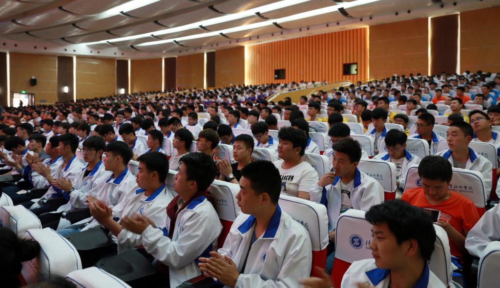 我院师生代表1100余人参加大会