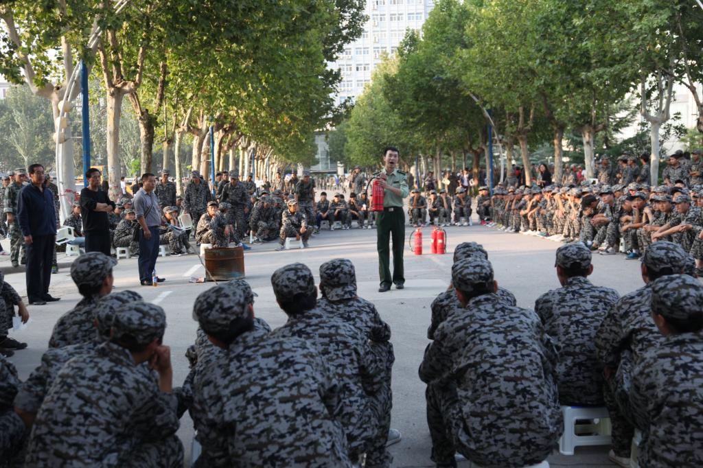 消防支队同志为学生讲解消防知识