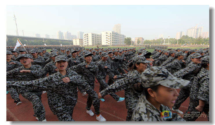 英姿飒爽、口号震天
