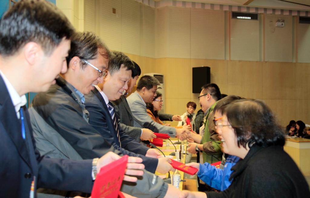 与会领导为获奖选手进行颁奖