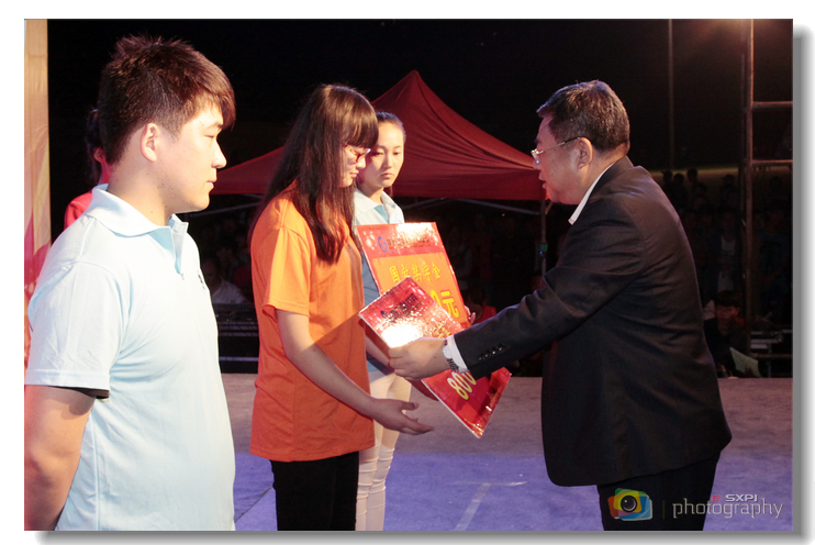 党委书记邓志辉为受到表彰的同学颁奖