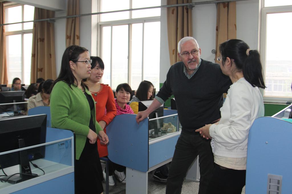 约翰•史密斯指导青年教师上课