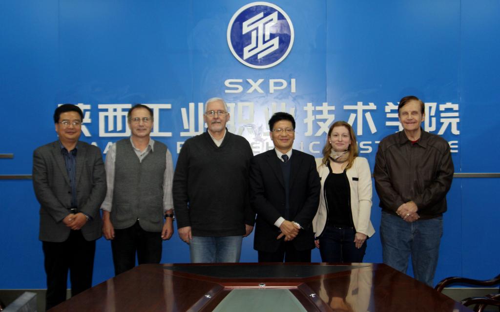 参加培训的外籍教师与专家合影