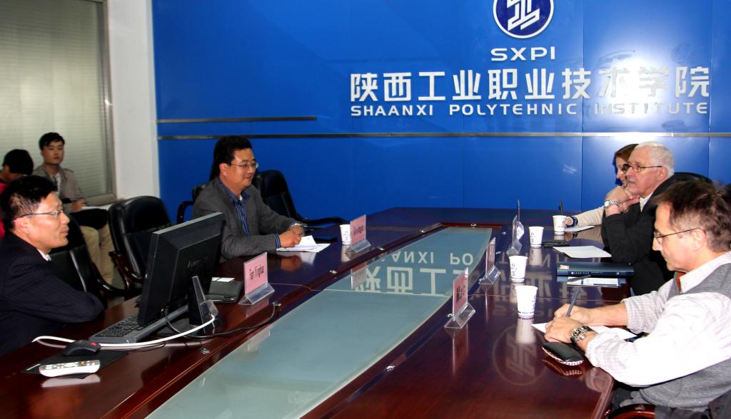 陕西省外专局专家为我院外籍教师进行入职培训