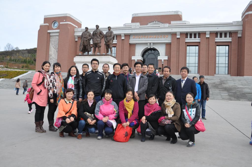 机关第一党总支第二党支部在照金纪念馆前合影