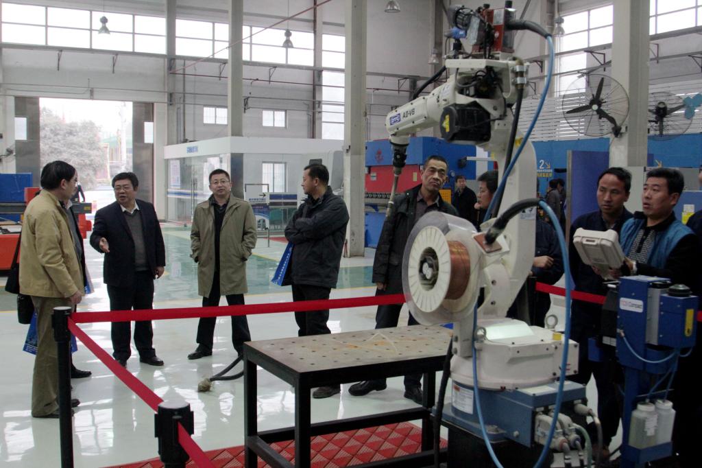 参会代表参观我院材料学院新建实训基地