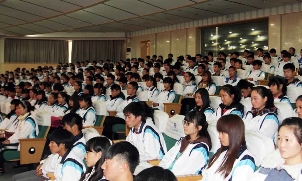 学生会主席团、各分会主席及新一届学生干部代表参加会议