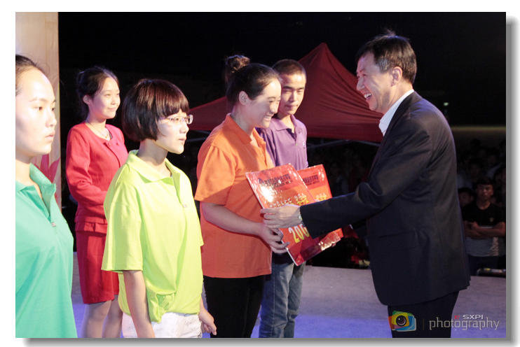 副院长王津为受到表彰的同学颁奖