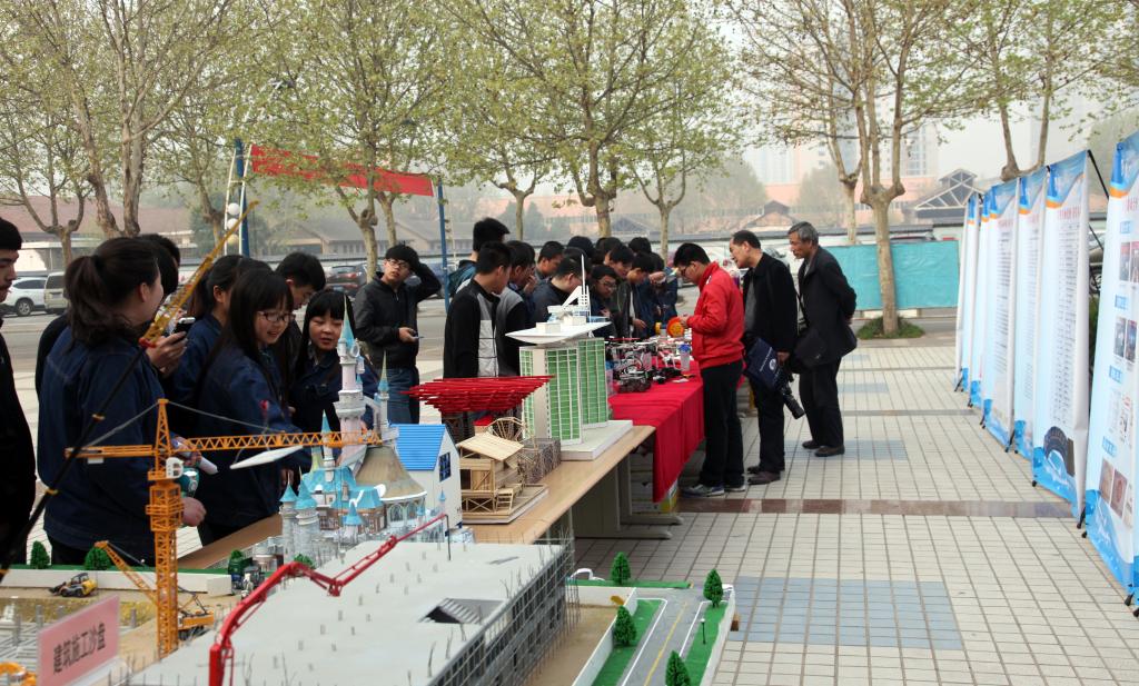 参会代表参观我院学生科技创新作品展