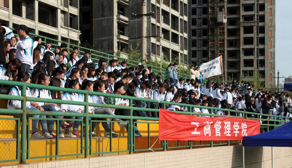 观众们纷纷鼓掌喝彩